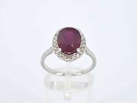 Witgouden entourage ring met diamanten en robijn - afbeelding 8 van  11