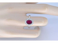 Witgouden entourage ring met diamanten en robijn - afbeelding 2 van  7
