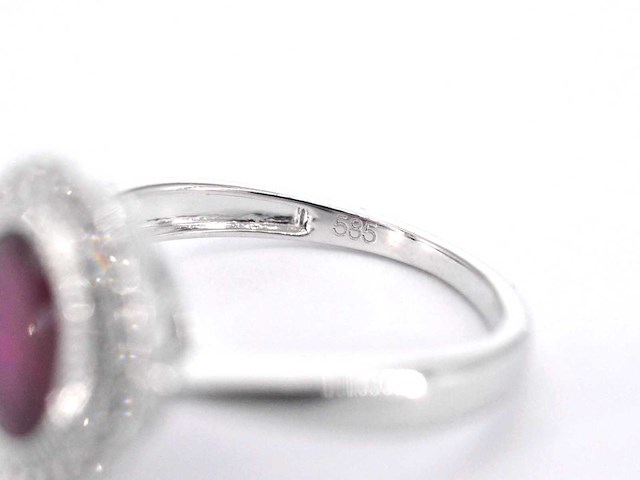 Witgouden entourage ring met diamanten en robijn - afbeelding 7 van  7