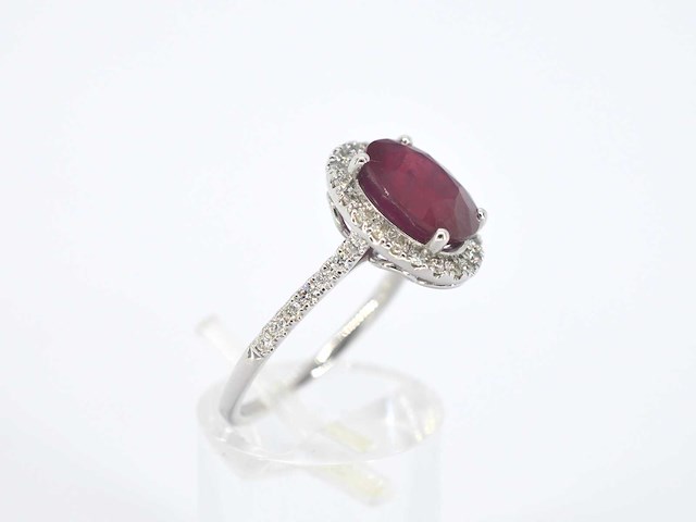 Witgouden entourage ring met diamanten en robijn - afbeelding 3 van  11