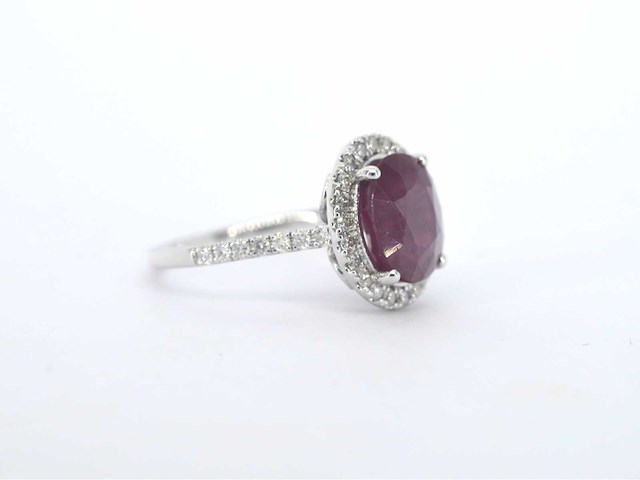 Witgouden entourage ring met diamanten en robijn - afbeelding 7 van  11