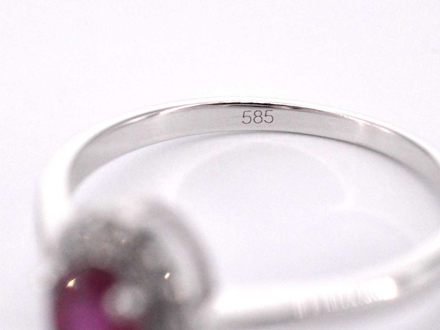 Witgouden entourage ring met diamanten en robijn - afbeelding 2 van  10