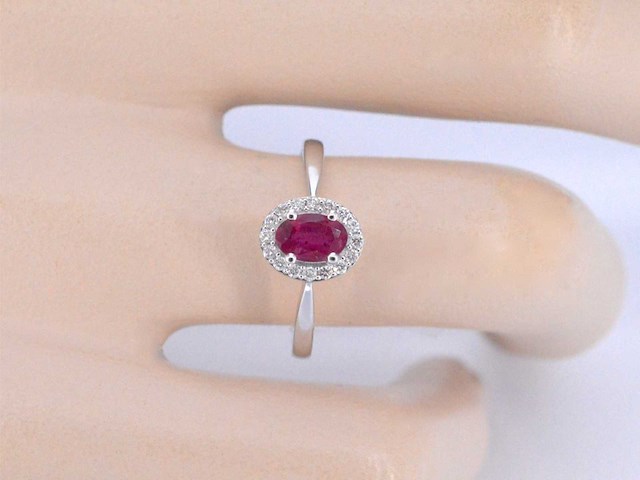 Witgouden entourage ring met diamanten en robijn - afbeelding 3 van  10