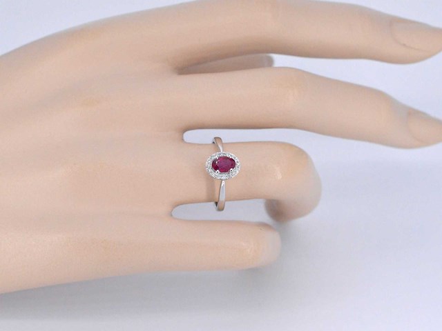 Witgouden entourage ring met diamanten en robijn - afbeelding 5 van  10