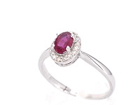 Witgouden entourage ring met diamanten en robijn - afbeelding 6 van  10