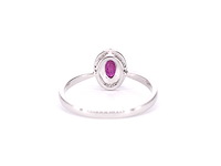 Witgouden entourage ring met diamanten en robijn - afbeelding 9 van  10