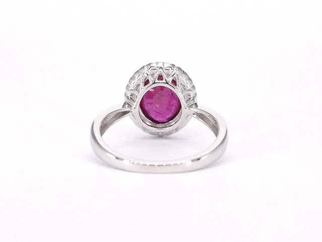 Witgouden entourage ring met diamanten en robijn - afbeelding 4 van  8