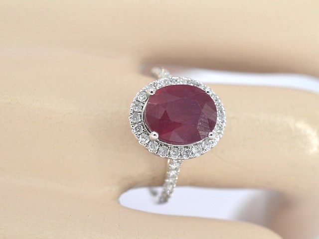 Witgouden entourage ring met diamanten en robijn - afbeelding 5 van  12