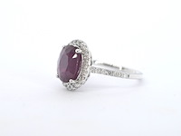 Witgouden entourage ring met diamanten en robijn - afbeelding 6 van  12