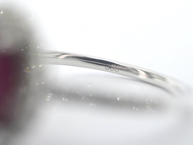 Witgouden entourage ring met diamanten en robijn - afbeelding 9 van  12