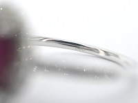 Witgouden entourage ring met diamanten en robijn - afbeelding 9 van  12