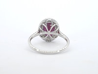 Witgouden entourage ring met diamanten en robijn - afbeelding 10 van  12