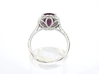 Witgouden entourage ring met diamanten en robijn - afbeelding 11 van  12