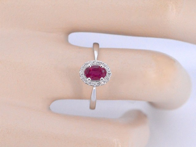 Witgouden entourage ring met diamanten en robijn - afbeelding 4 van  11