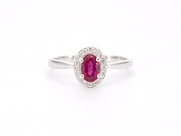 Witgouden entourage ring met diamanten en robijn - afbeelding 8 van  11