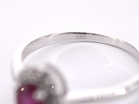 Witgouden entourage ring met diamanten en robijn - afbeelding 11 van  11