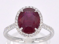 Witgouden entourage ring met diamanten en robijn