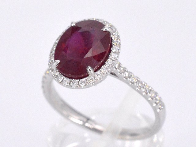 Witgouden entourage ring met diamanten en robijn - afbeelding 6 van  11