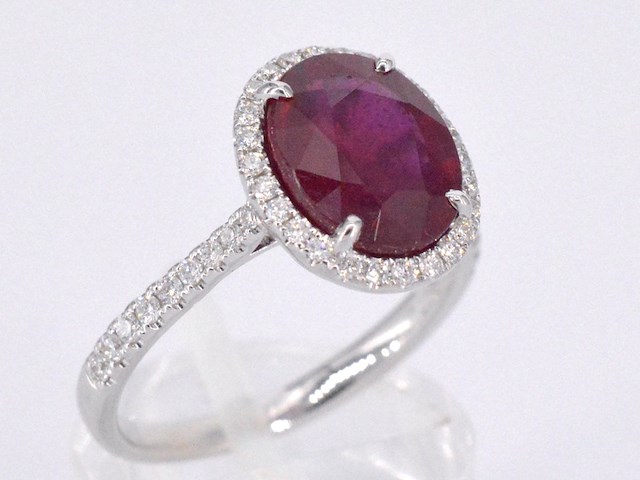 Witgouden entourage ring met diamanten en robijn - afbeelding 7 van  11