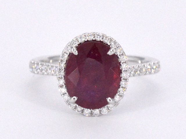 Witgouden entourage ring met diamanten en robijn - afbeelding 8 van  11