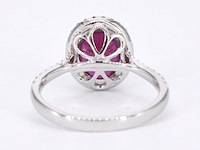 Witgouden entourage ring met diamanten en robijn - afbeelding 9 van  11