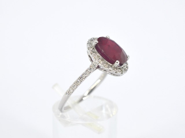 Witgouden entourage ring met diamanten en robijn - afbeelding 2 van  12