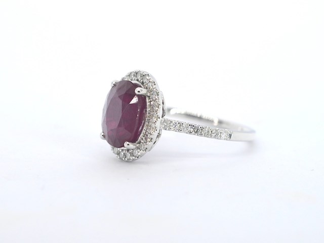 Witgouden entourage ring met diamanten en robijn - afbeelding 6 van  12