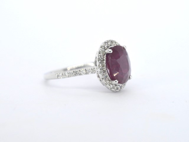 Witgouden entourage ring met diamanten en robijn - afbeelding 7 van  12