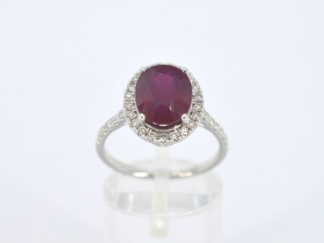 Witgouden entourage ring met diamanten en robijn - afbeelding 8 van  12