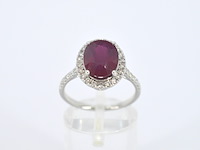 Witgouden entourage ring met diamanten en robijn - afbeelding 8 van  12