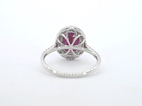 Witgouden entourage ring met diamanten en robijn - afbeelding 10 van  12
