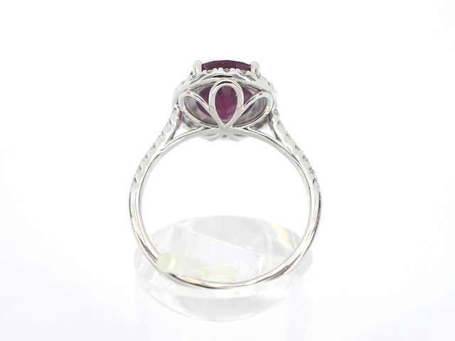 Witgouden entourage ring met diamanten en robijn - afbeelding 11 van  12