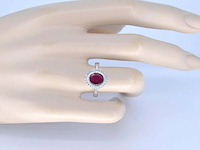 Witgouden entourage ring met diamanten en robijn - afbeelding 3 van  8