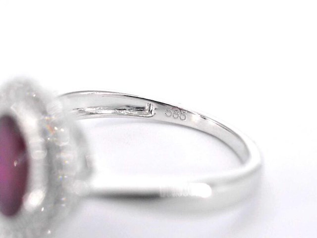 Witgouden entourage ring met diamanten en robijn - afbeelding 6 van  8