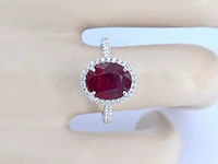 Witgouden entourage ring met diamanten en robijn - afbeelding 4 van  11