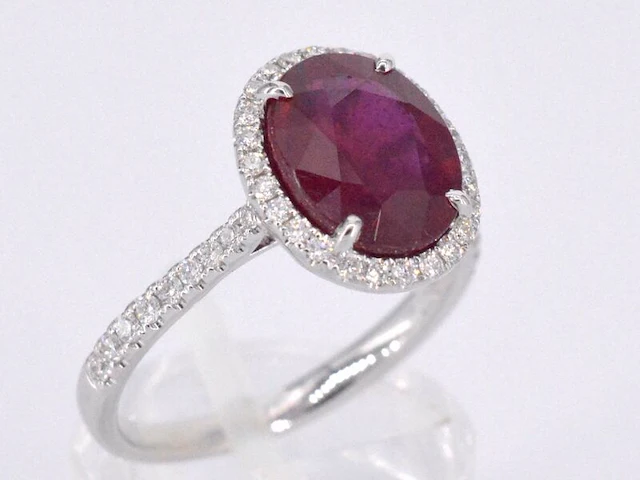 Witgouden entourage ring met diamanten en robijn - afbeelding 7 van  11