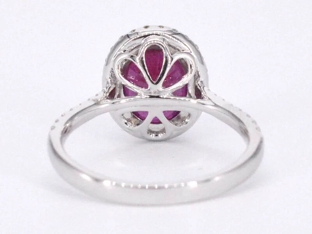 Witgouden entourage ring met diamanten en robijn - afbeelding 9 van  11