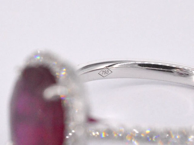 Witgouden entourage ring met diamanten en robijn - afbeelding 11 van  11