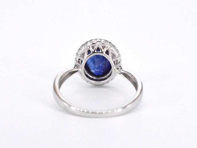 Witgouden entourage ring met diamanten en saffier - afbeelding 9 van  10