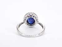 Witgouden entourage ring met diamanten en saffier - afbeelding 9 van  10