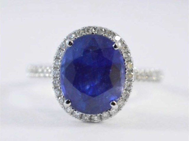 Witgouden entourage ring met diamanten en saffier - afbeelding 1 van  7