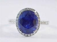 Witgouden entourage ring met diamanten en saffier