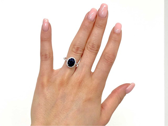 Witgouden entourage ring met diamanten en saffier - afbeelding 2 van  7