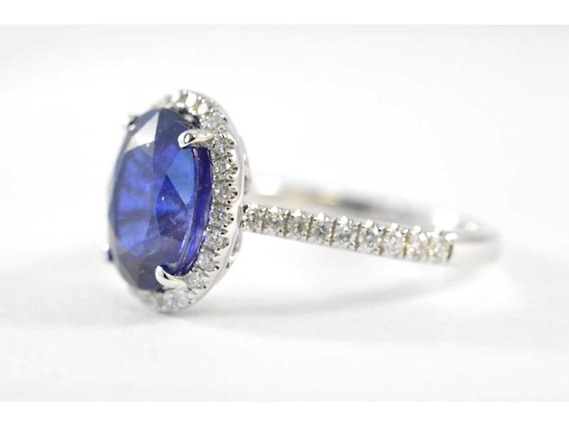 Witgouden entourage ring met diamanten en saffier - afbeelding 5 van  7