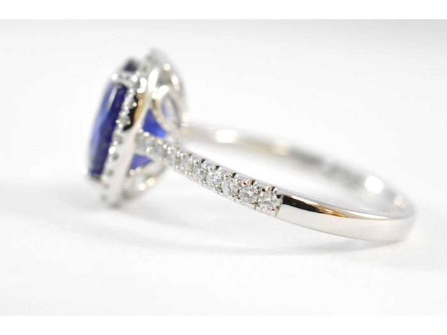 Witgouden entourage ring met diamanten en saffier - afbeelding 6 van  7