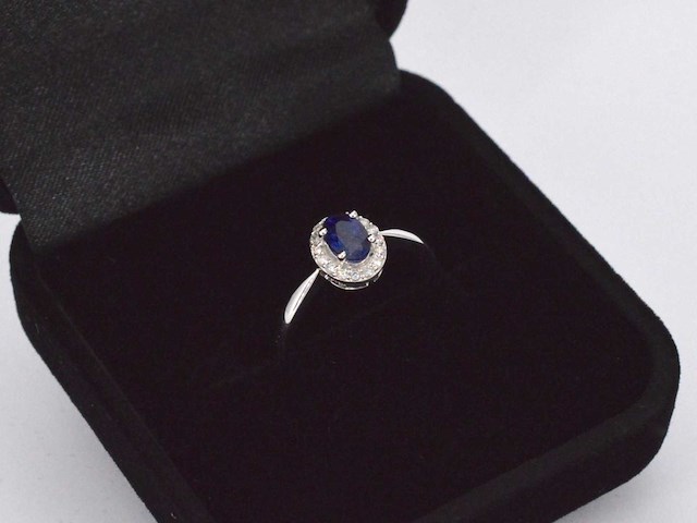 Witgouden entourage ring met diamanten en saffier - afbeelding 4 van  13