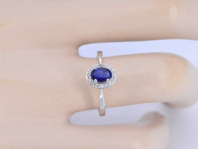 Witgouden entourage ring met diamanten en saffier - afbeelding 6 van  13