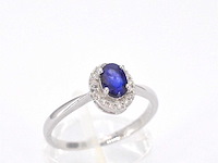 Witgouden entourage ring met diamanten en saffier - afbeelding 10 van  13