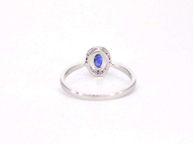 Witgouden entourage ring met diamanten en saffier - afbeelding 12 van  13