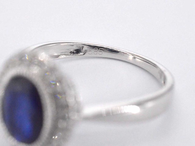 Witgouden entourage ring met diamanten en saffier - afbeelding 2 van  10